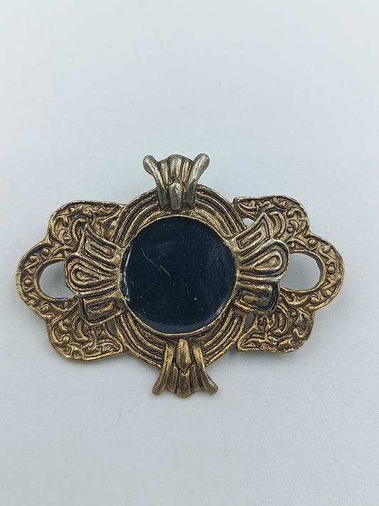 Antik anmutende Brosche mit dunkelblauem Stein