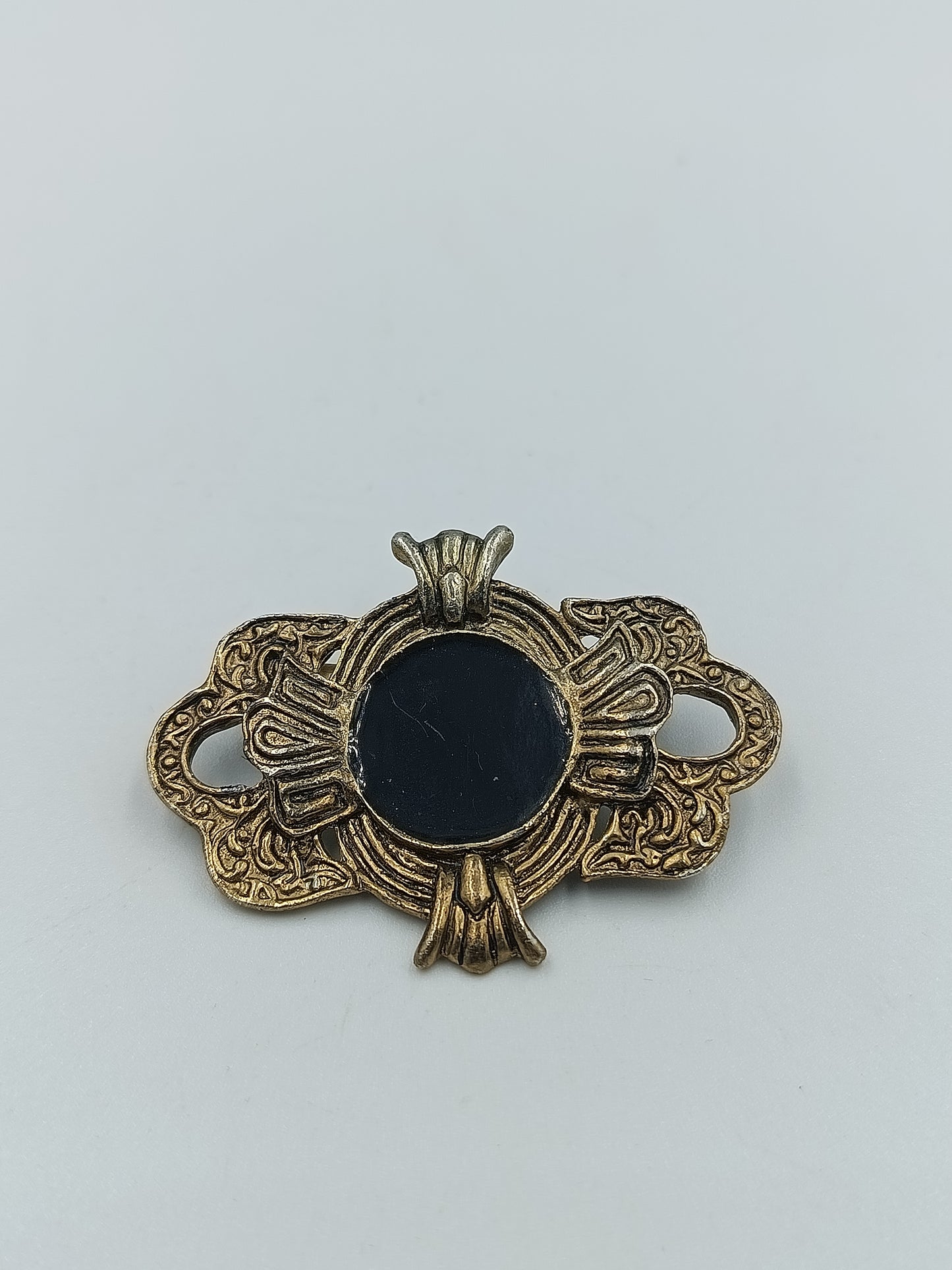 Antik anmutende Brosche mit dunkelblauem Stein