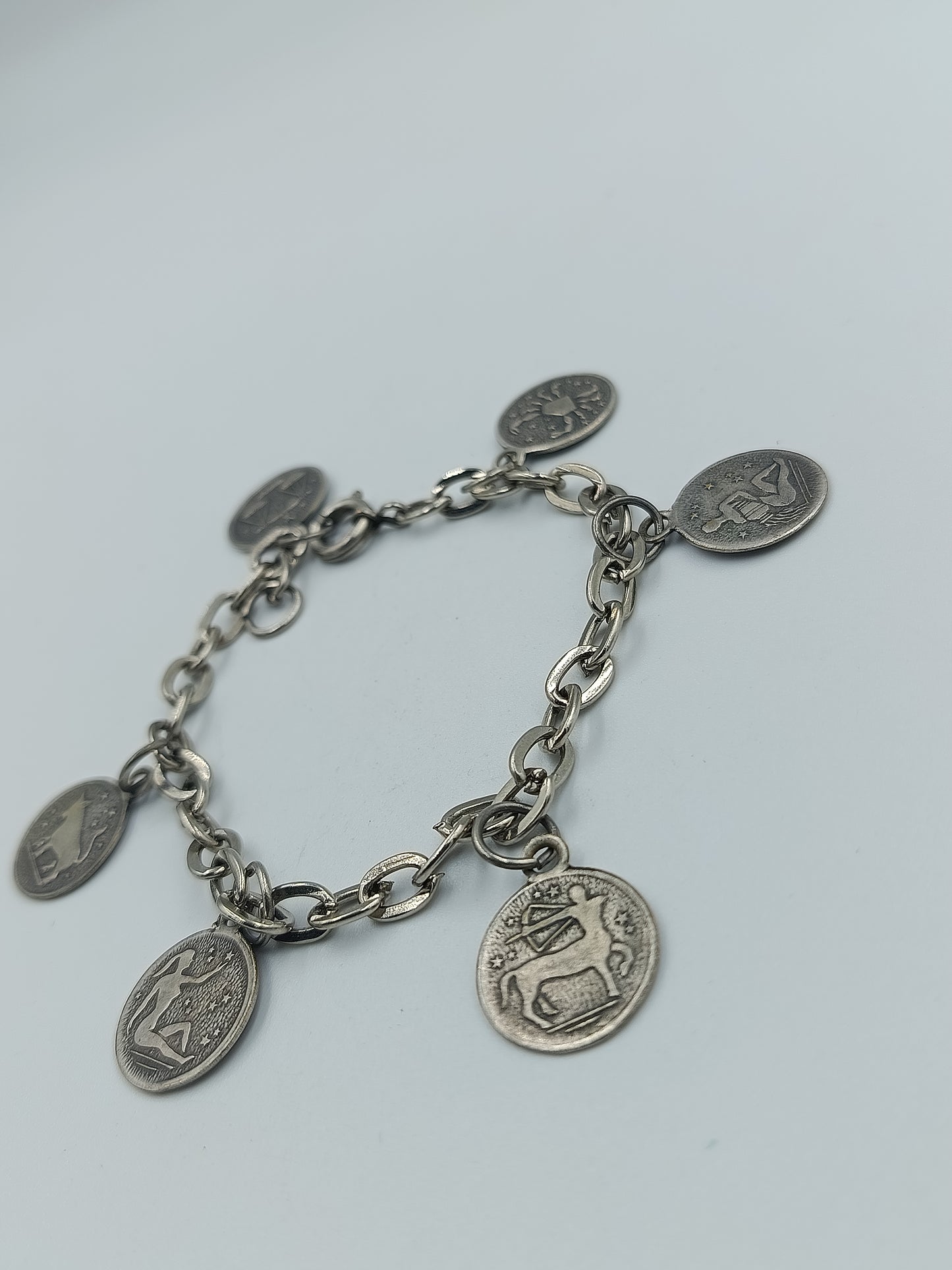 Versilbertes Münz-Armband im Antik-Stil