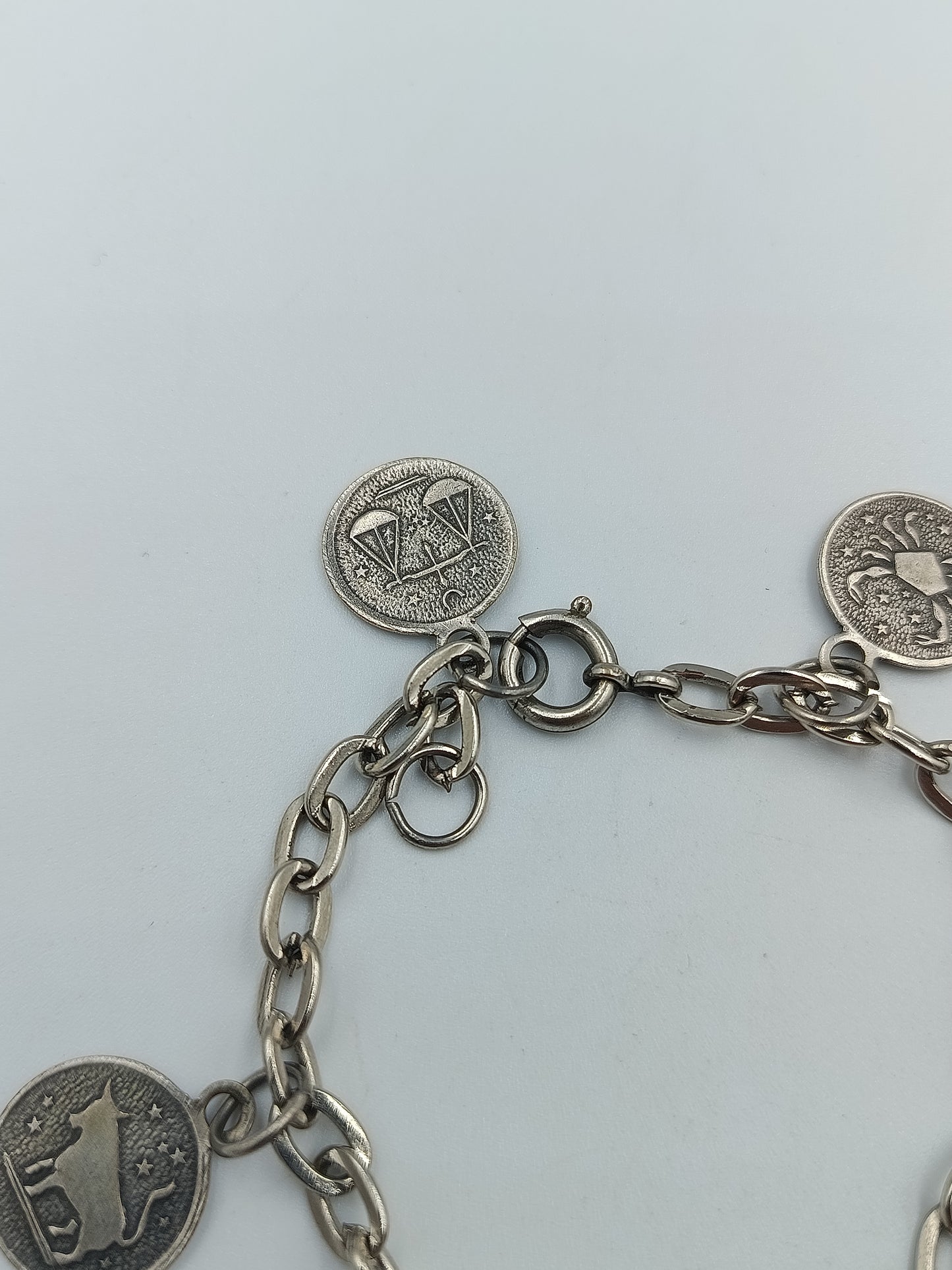 Versilbertes Münz-Armband im Antik-Stil