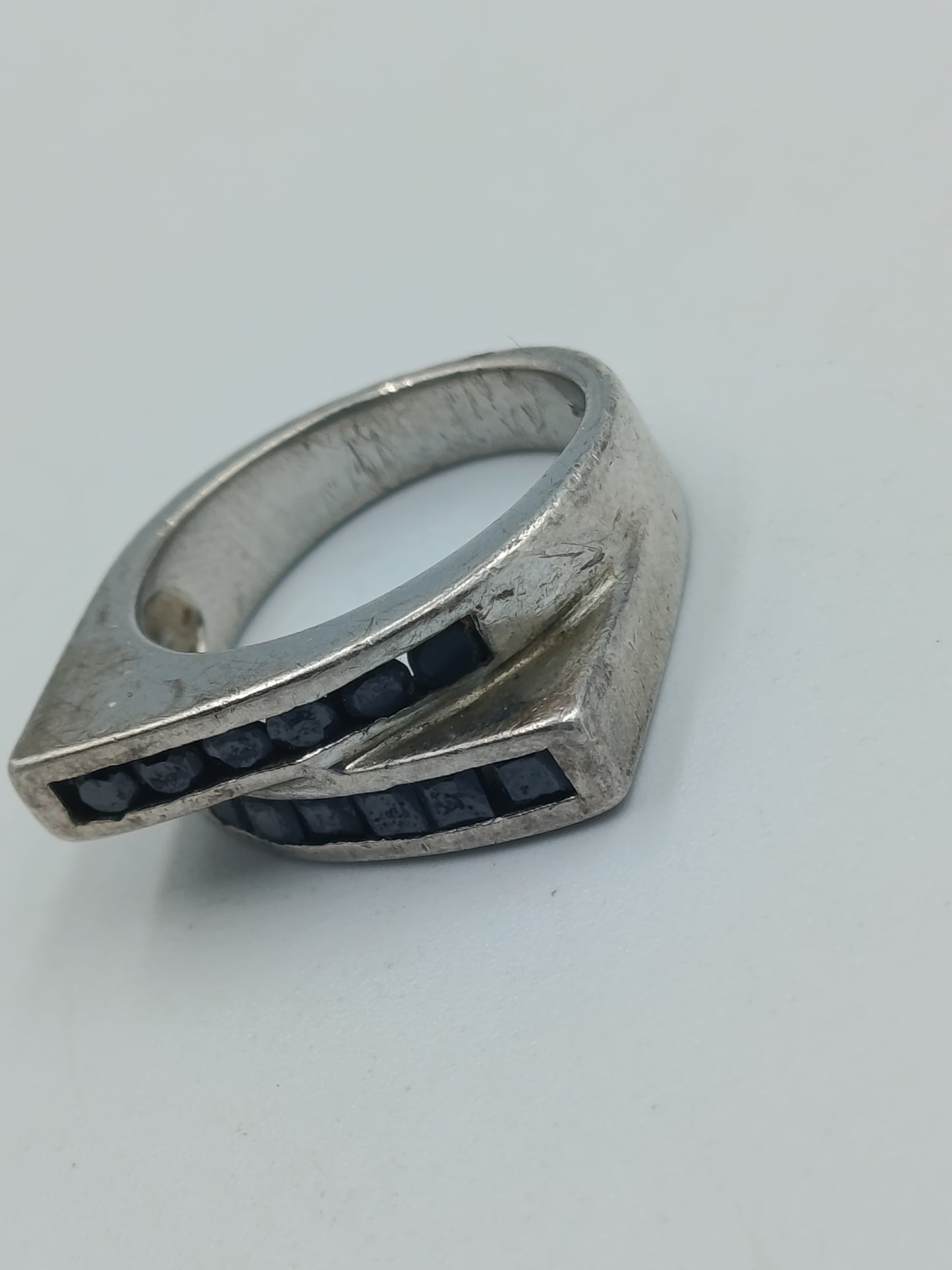 925er Silberring mit schwarzem Steinbesatz