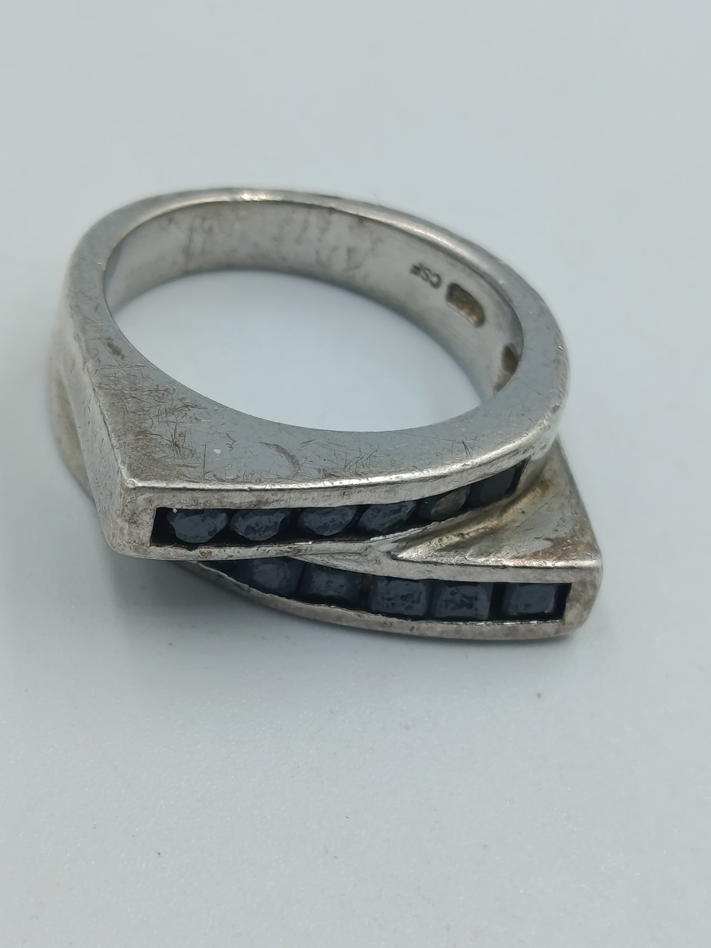 925er Silberring mit schwarzem Steinbesatz