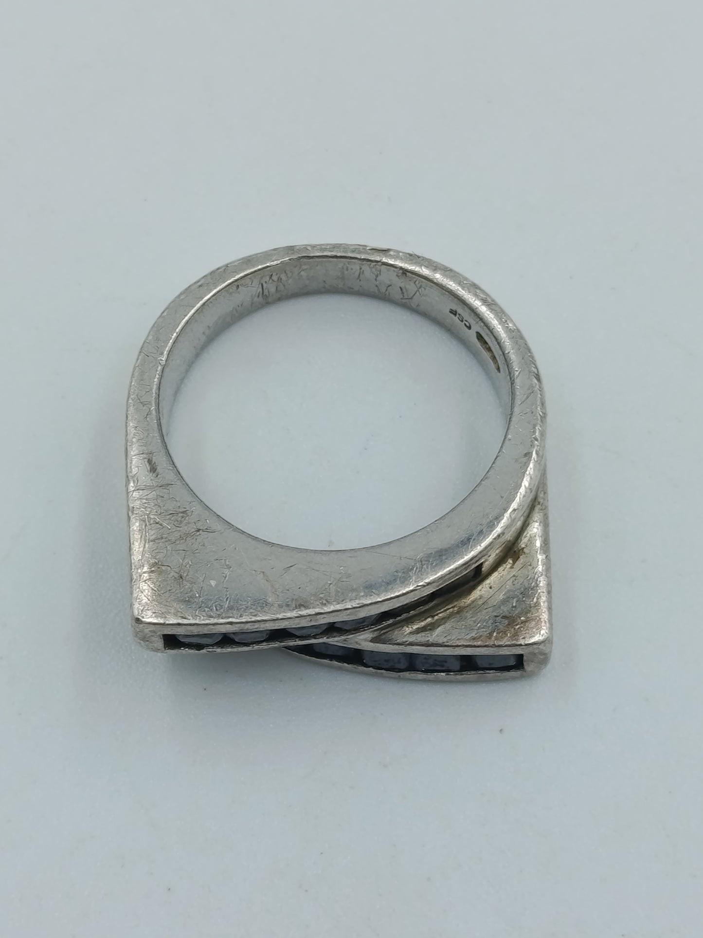 925er Silberring mit schwarzem Steinbesatz