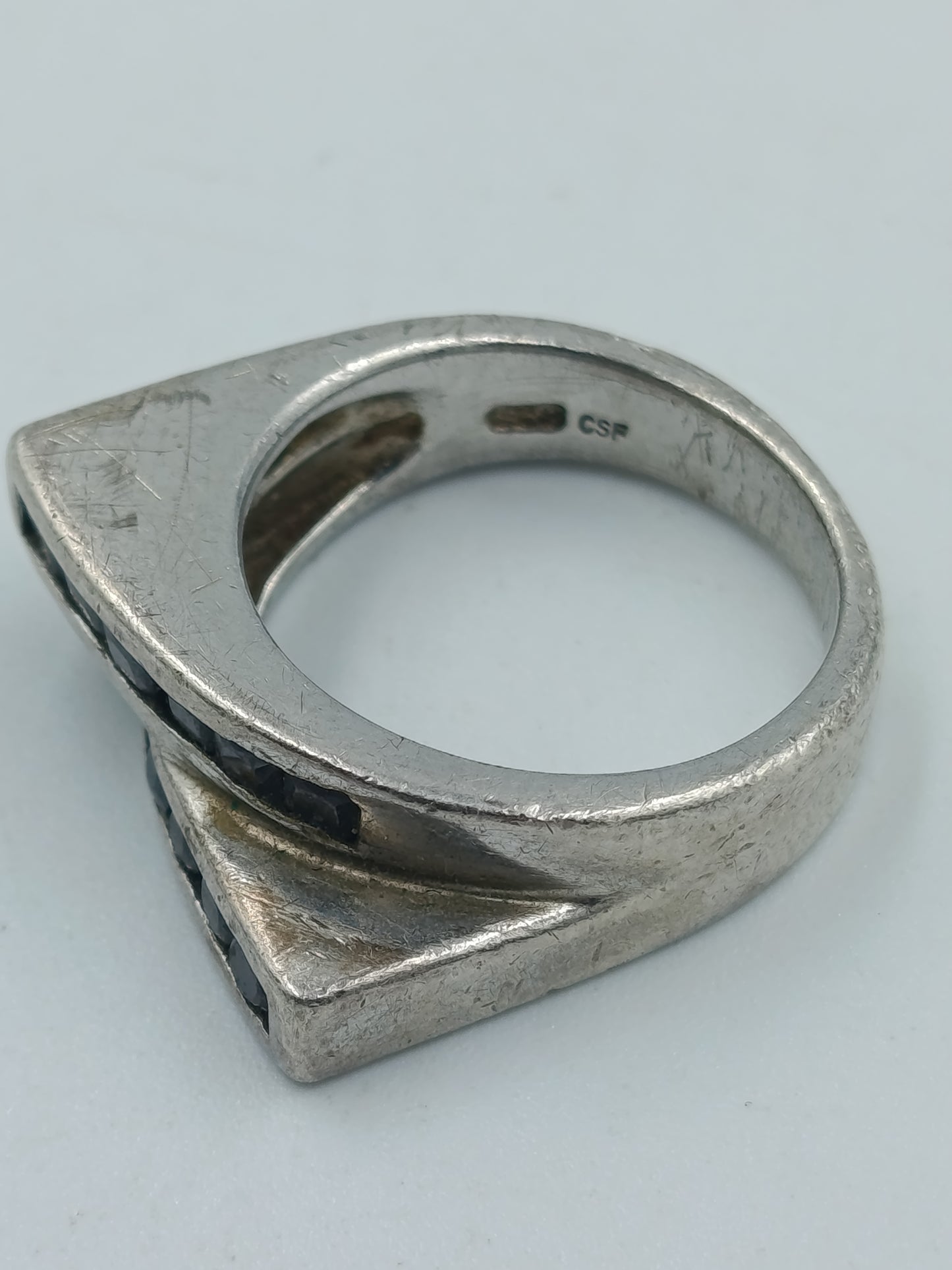 925er Silberring mit schwarzem Steinbesatz