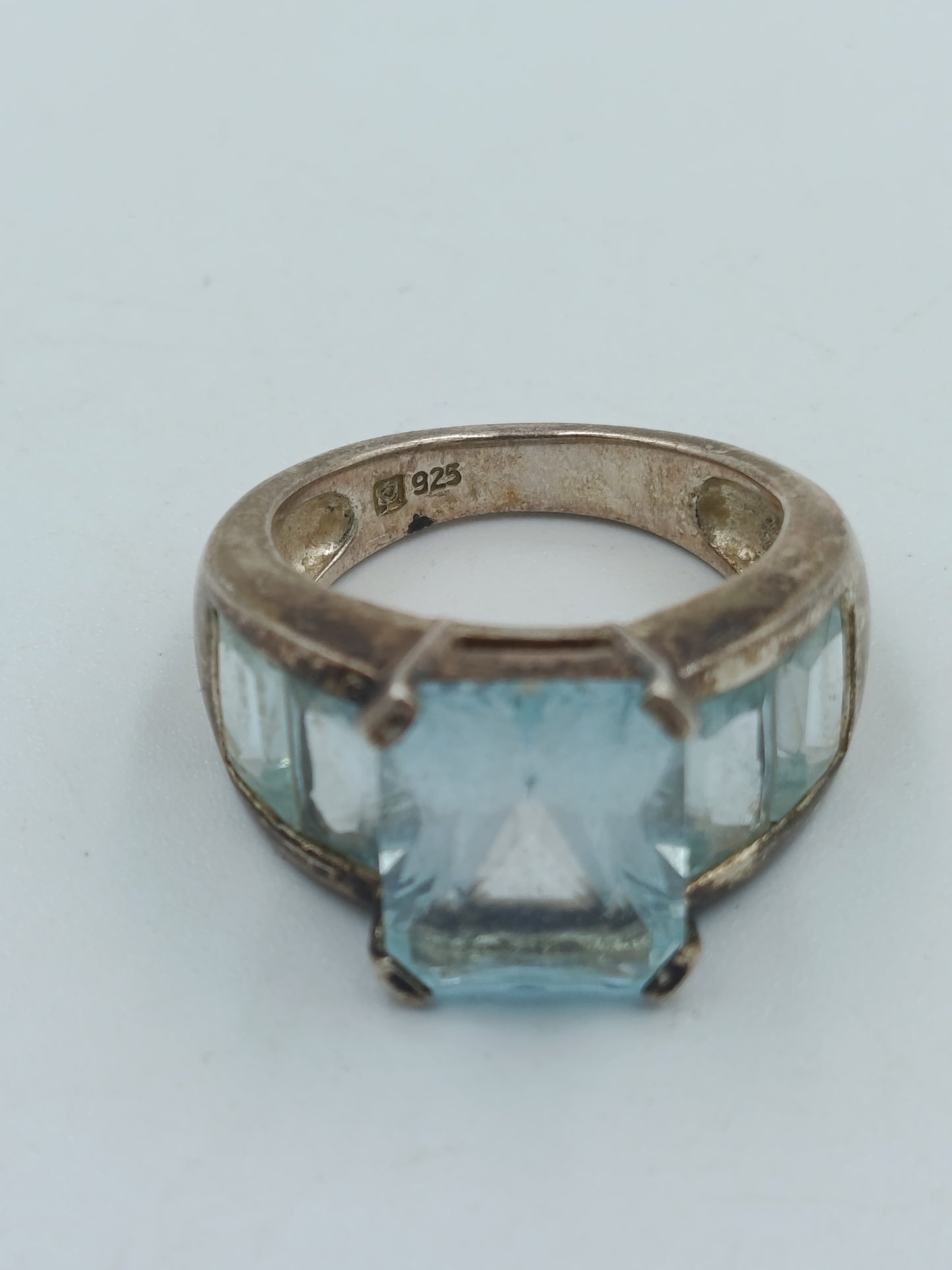925er Silberring mit hellblauem Stein