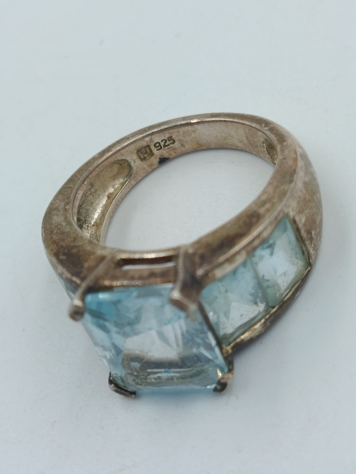 925er Silberring mit hellblauem Stein