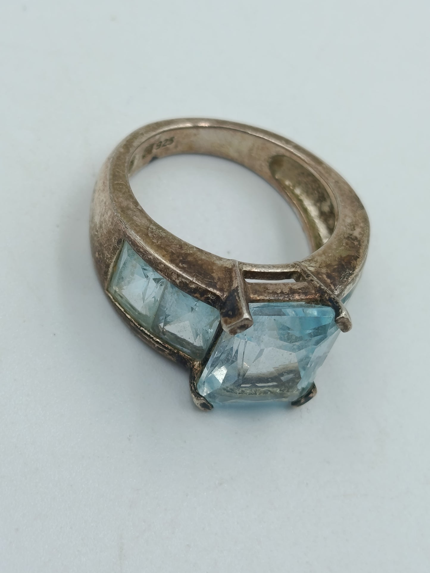 925er Silberring mit hellblauem Stein