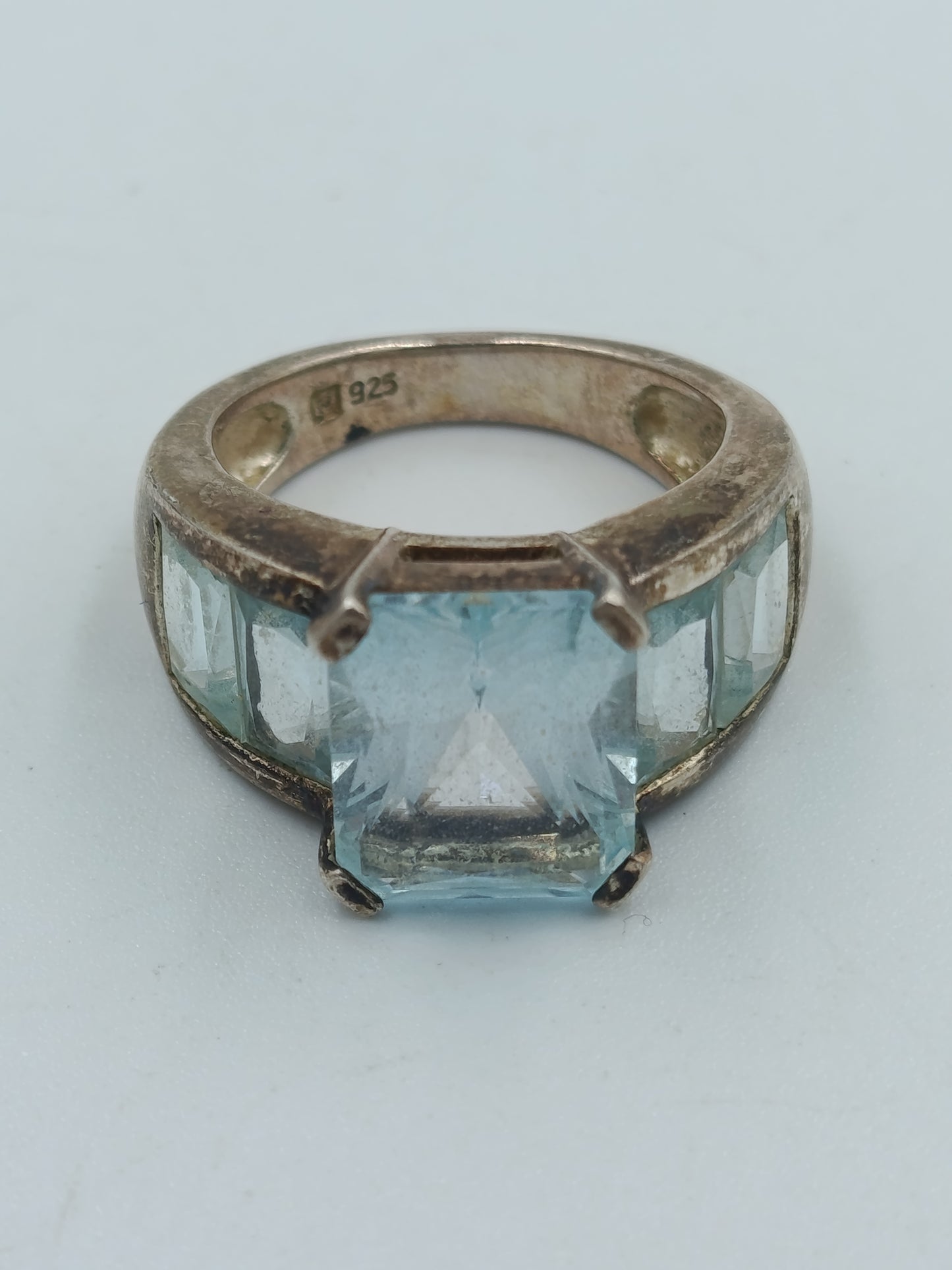 925er Silberring mit hellblauem Stein