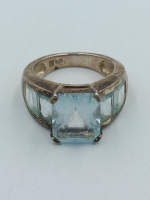 925er Silberring mit hellblauem Stein