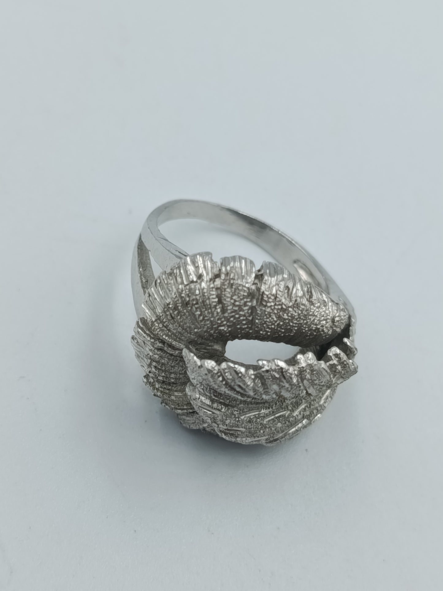 Versilberter Ring mit Blätter-Design