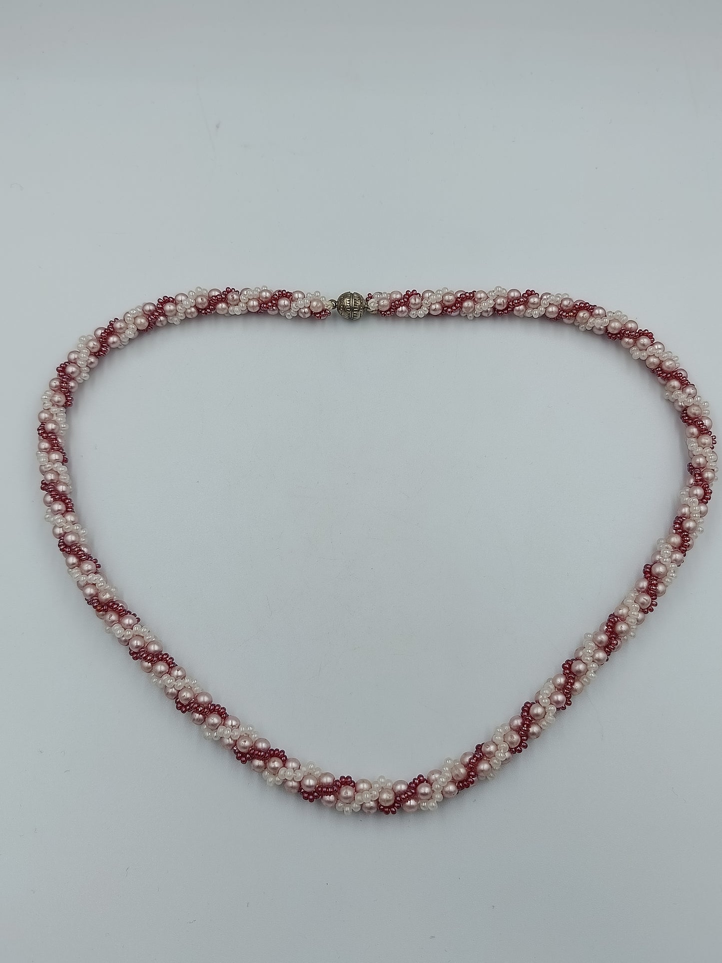 Halskette mit rosa und weißen Perlen im gedrehten Strangdesign