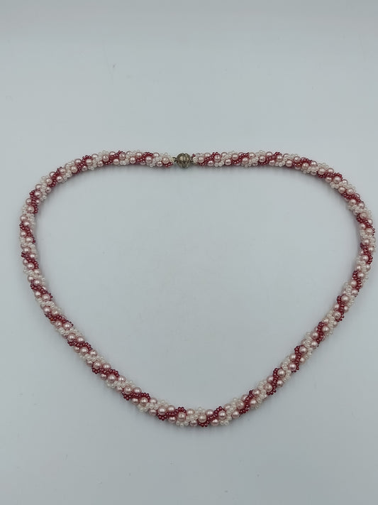 Halskette mit rosa und weißen Perlen im gedrehten Strangdesign