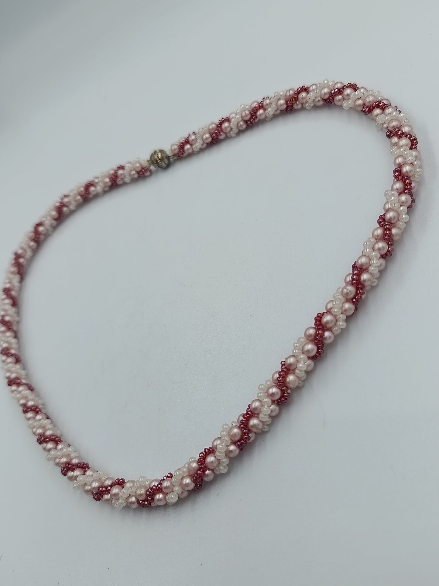 Halskette mit rosa und weißen Perlen im gedrehten Strangdesign