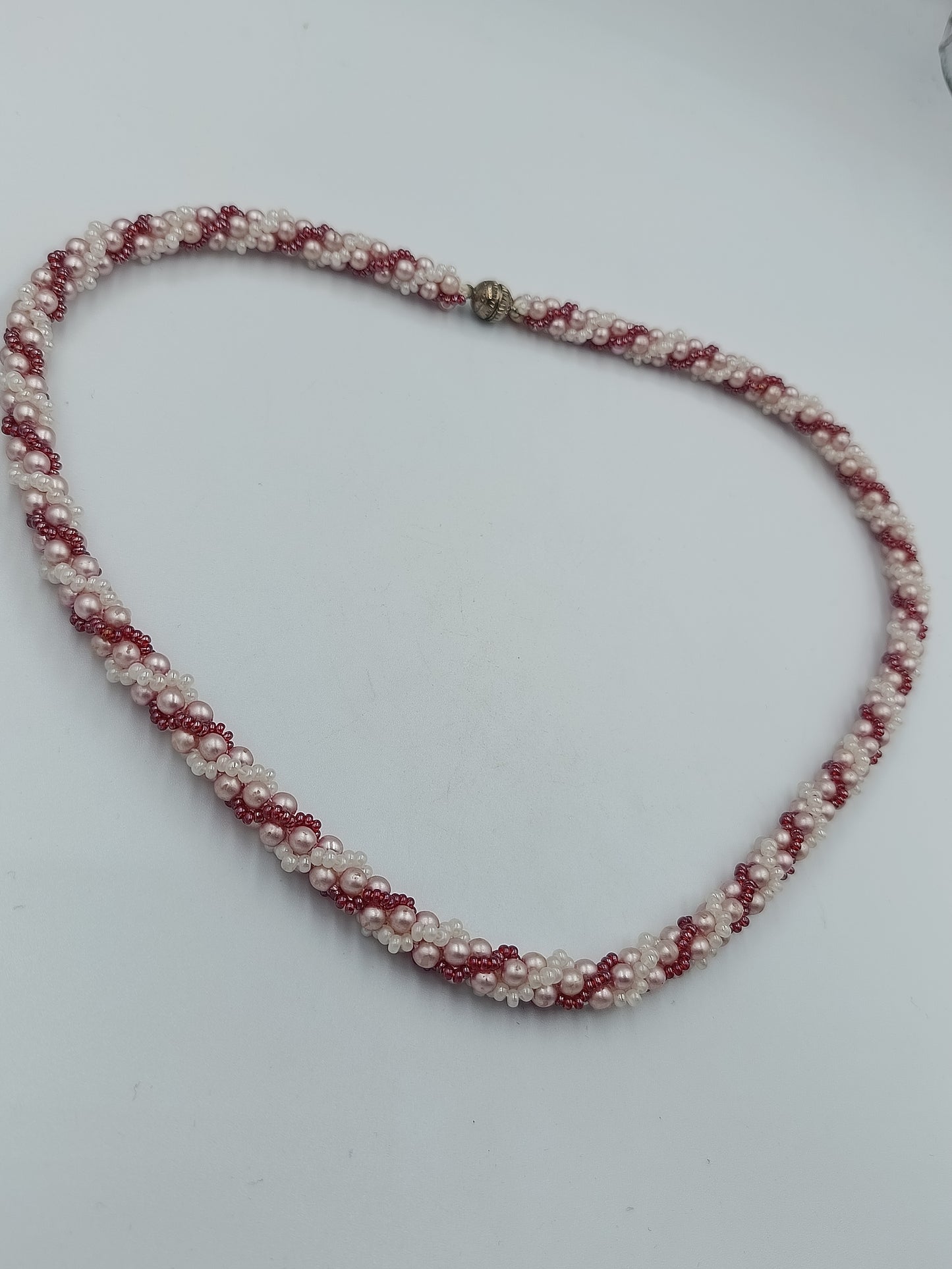 Halskette mit rosa und weißen Perlen im gedrehten Strangdesign