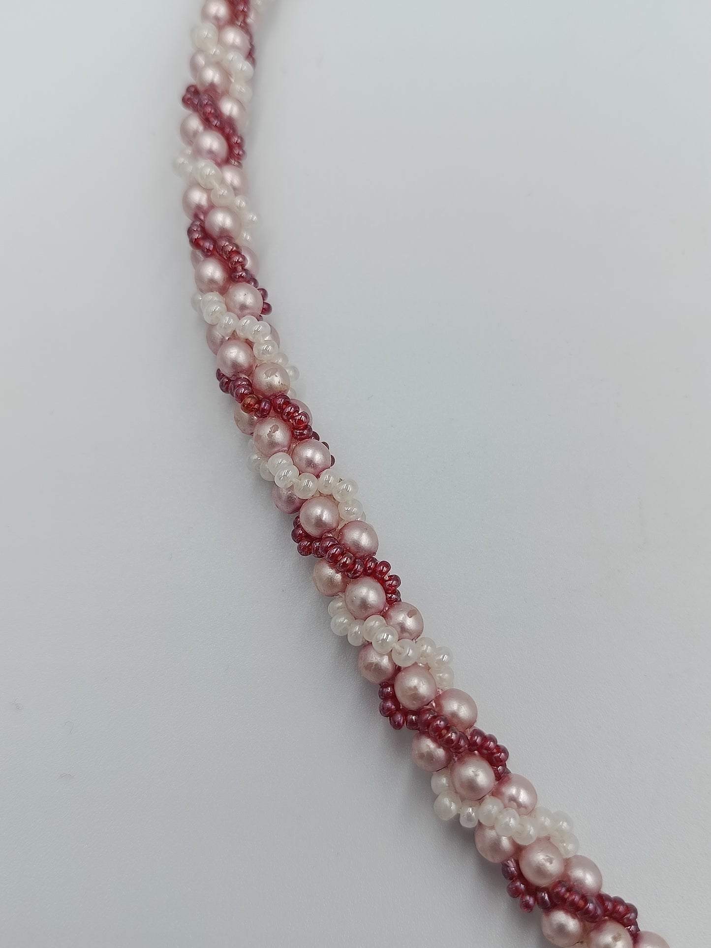 Halskette mit rosa und weißen Perlen im gedrehten Strangdesign