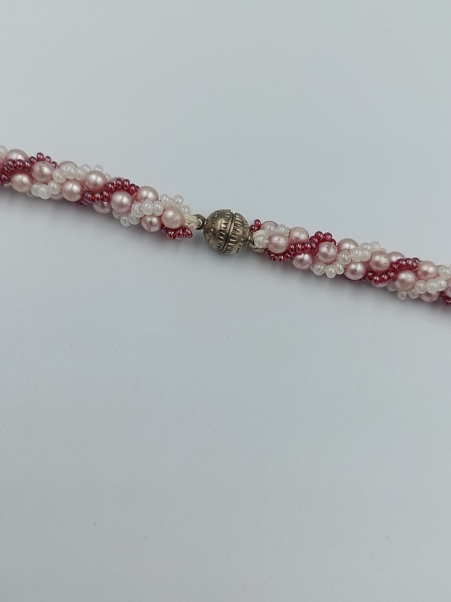 Halskette mit rosa und weißen Perlen im gedrehten Strangdesign
