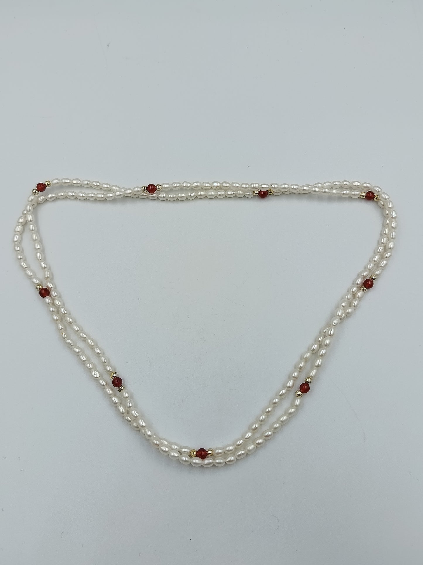 Elegante lange Perlenkette mit roten Akzenten