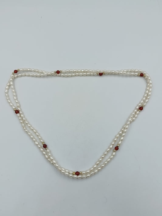 Elegante lange Perlenkette mit roten Akzenten