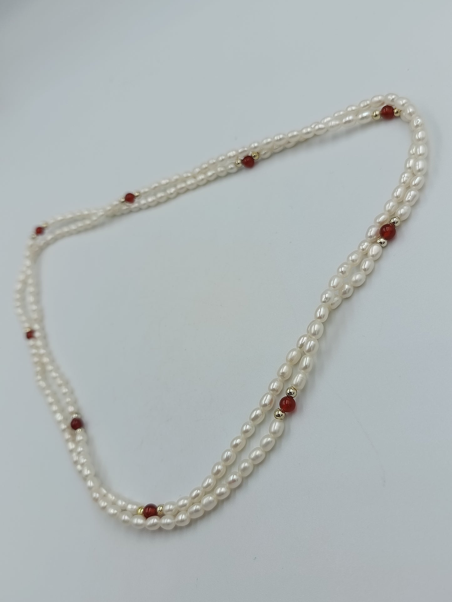 Elegante lange Perlenkette mit roten Akzenten