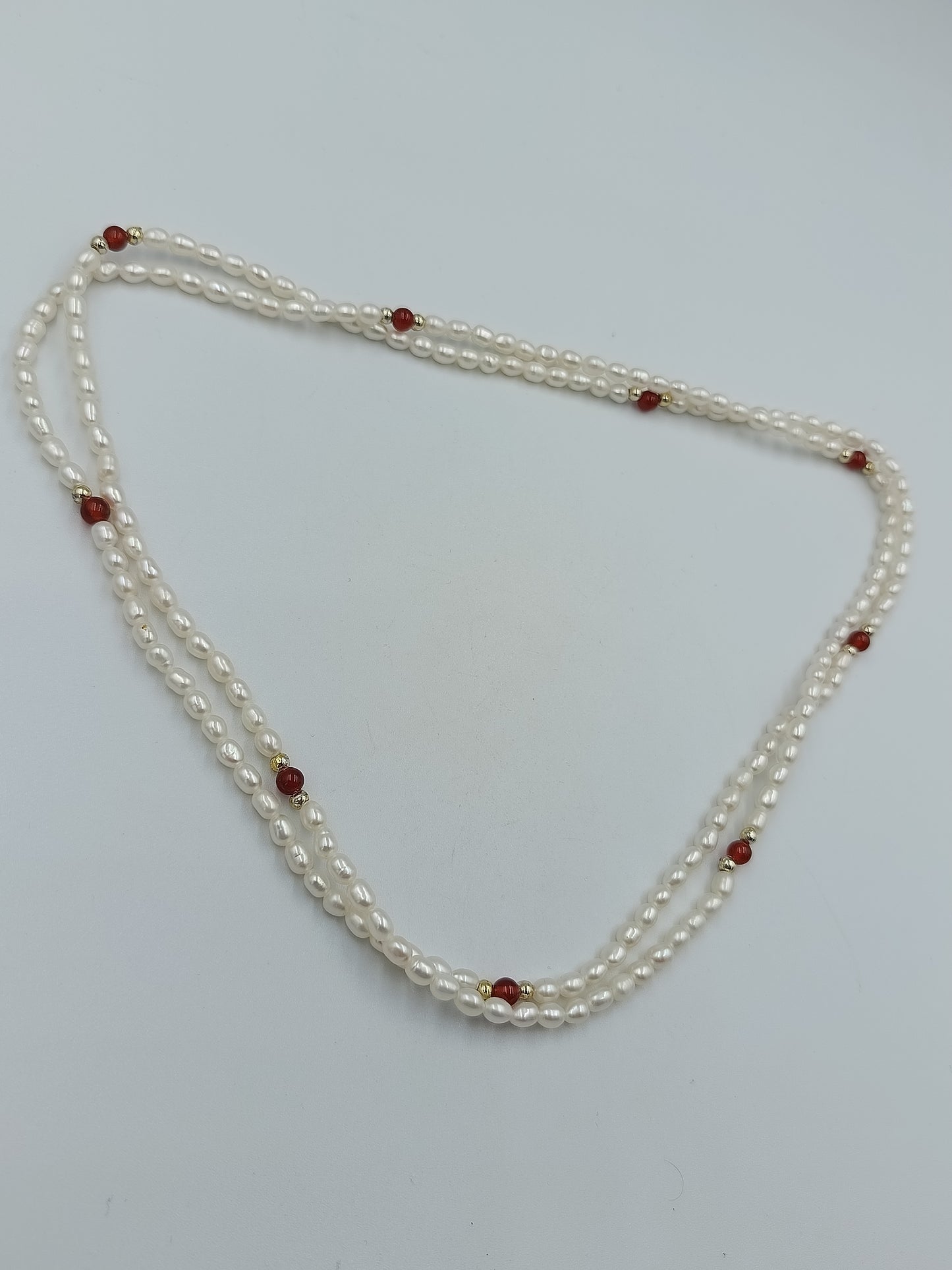 Elegante lange Perlenkette mit roten Akzenten
