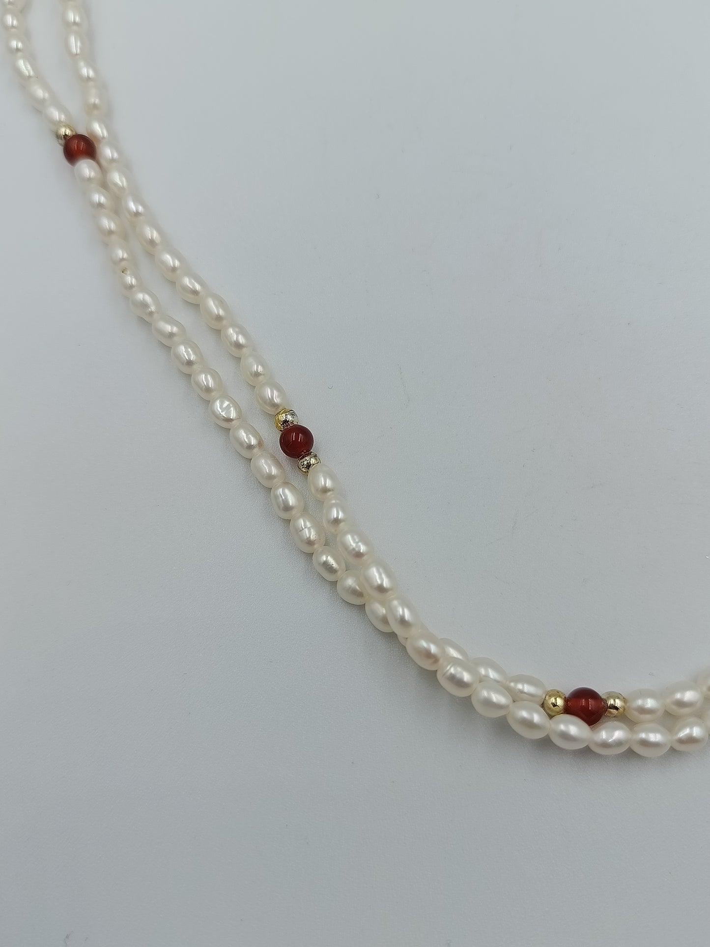 Elegante lange Perlenkette mit roten Akzenten