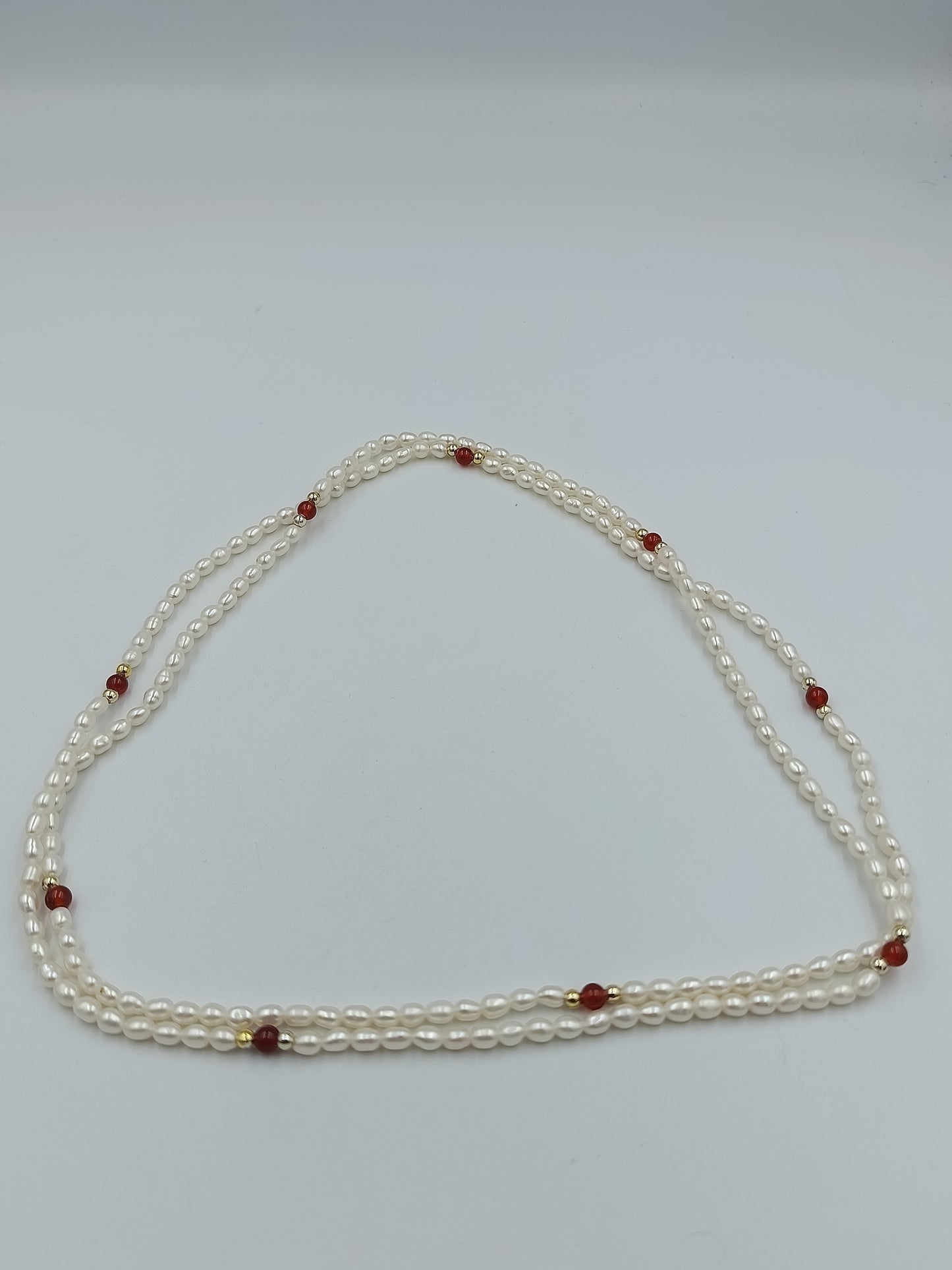 Elegante lange Perlenkette mit roten Akzenten