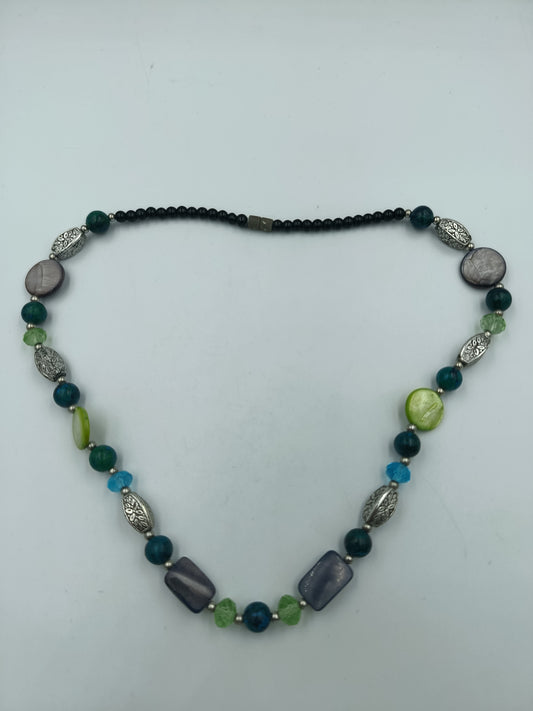 Bunte Halskette mit Zierperlen und Edelsteinoptik