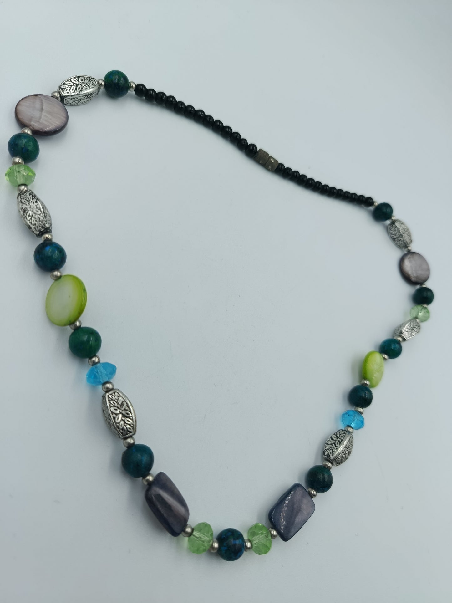 Bunte Halskette mit Zierperlen und Edelsteinoptik