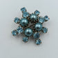 Strahlende Vintage-Brosche mit blauen Glassteinen und Perlen