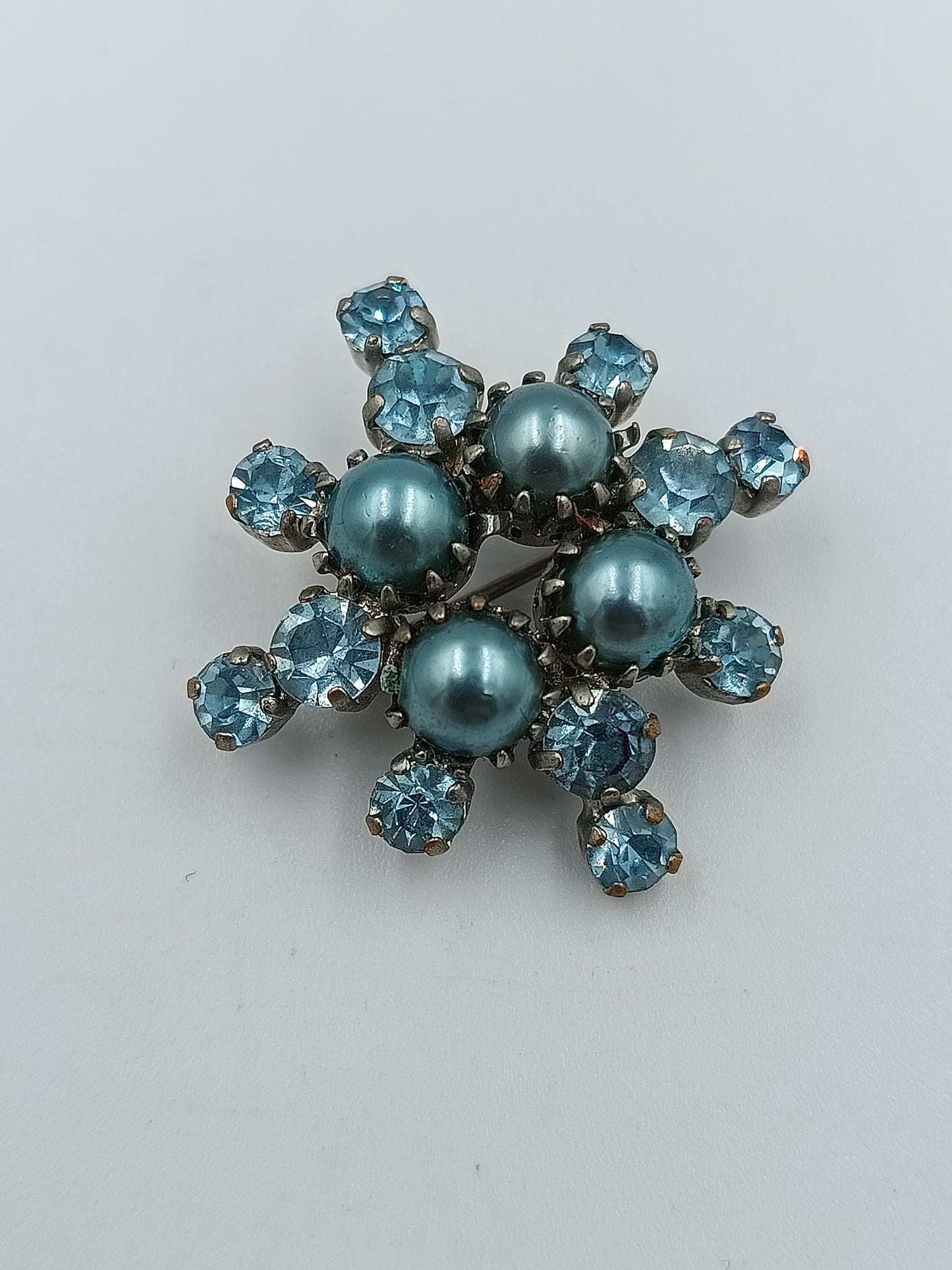 Strahlende Vintage-Brosche mit blauen Glassteinen und Perlen