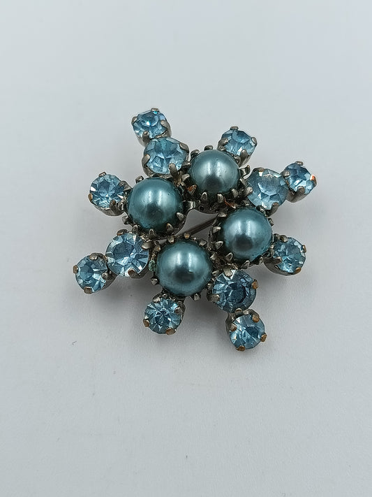 Strahlende Vintage-Brosche mit blauen Glassteinen und Perlen