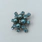 Strahlende Vintage-Brosche mit blauen Glassteinen und Perlen