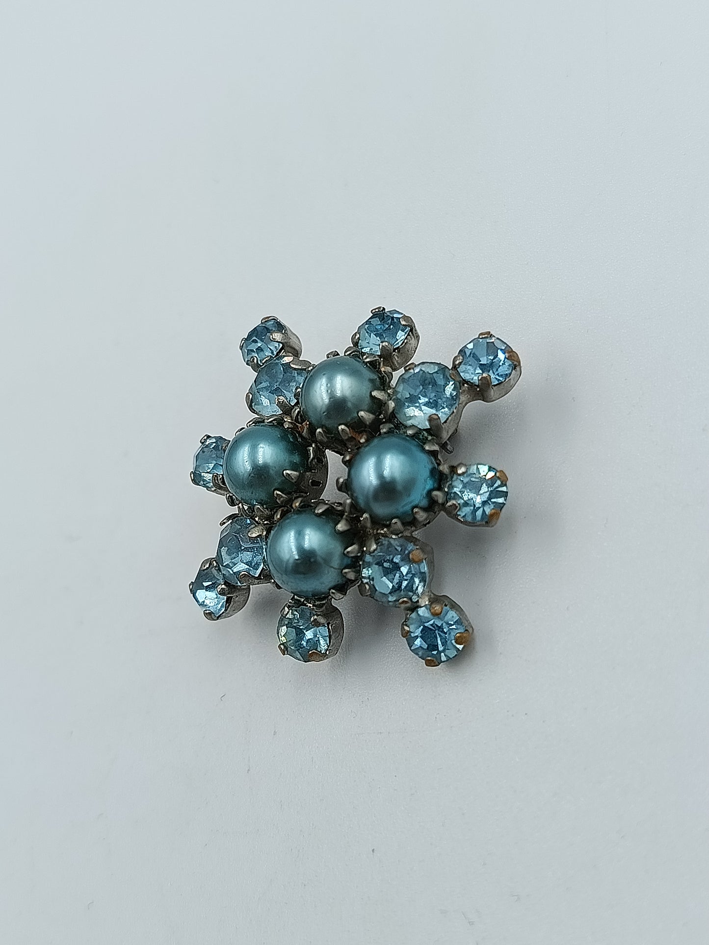 Strahlende Vintage-Brosche mit blauen Glassteinen und Perlen