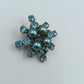 Strahlende Vintage-Brosche mit blauen Glassteinen und Perlen