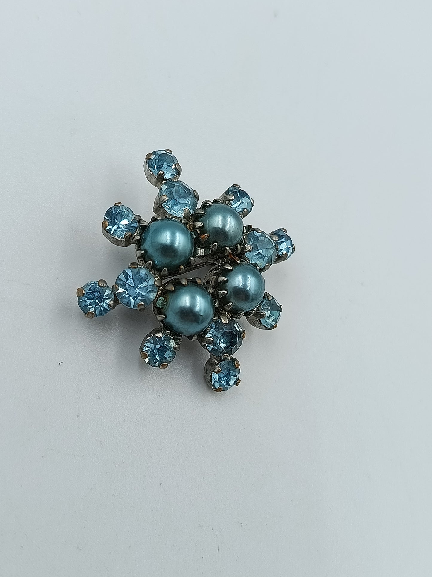 Strahlende Vintage-Brosche mit blauen Glassteinen und Perlen