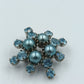 Strahlende Vintage-Brosche mit blauen Glassteinen und Perlen