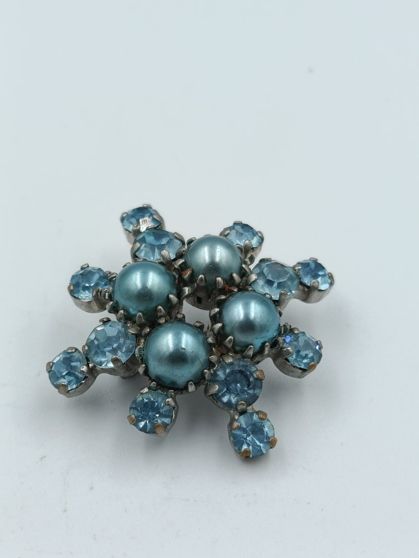 Strahlende Vintage-Brosche mit blauen Glassteinen und Perlen