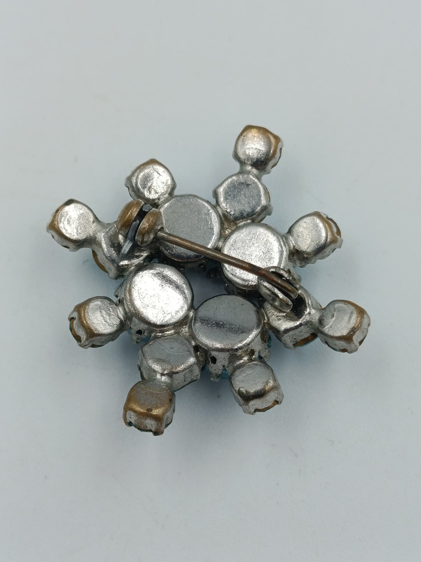 Strahlende Vintage-Brosche mit blauen Glassteinen und Perlen