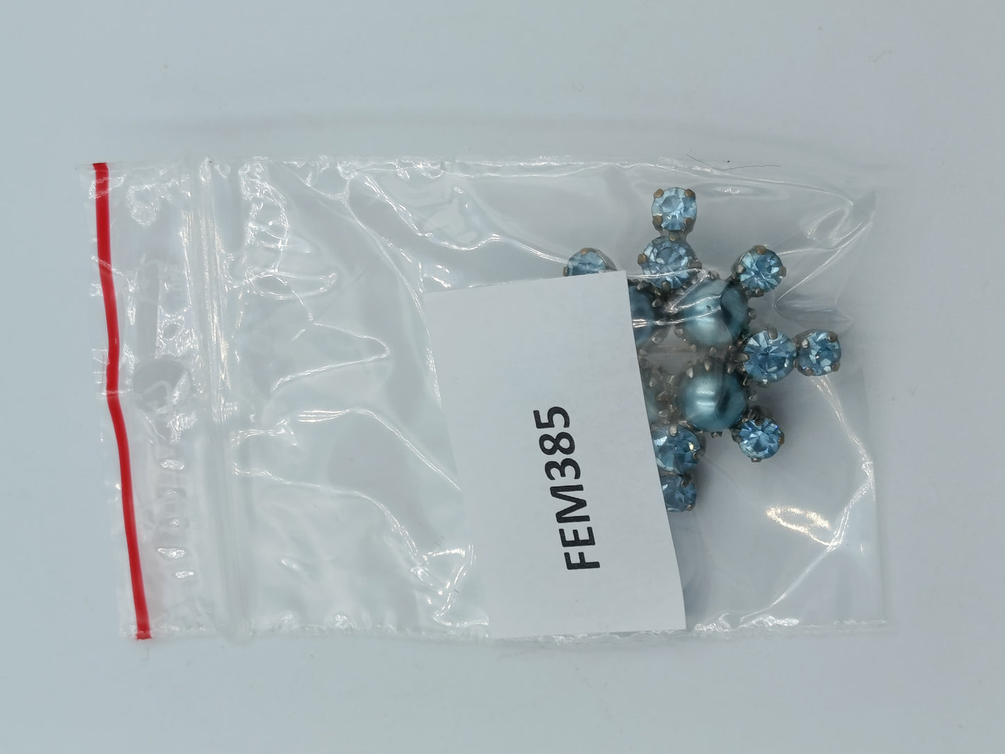 Strahlende Vintage-Brosche mit blauen Glassteinen und Perlen