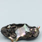 Handgefertigte Brosche mit Perlmutt und floralen Details