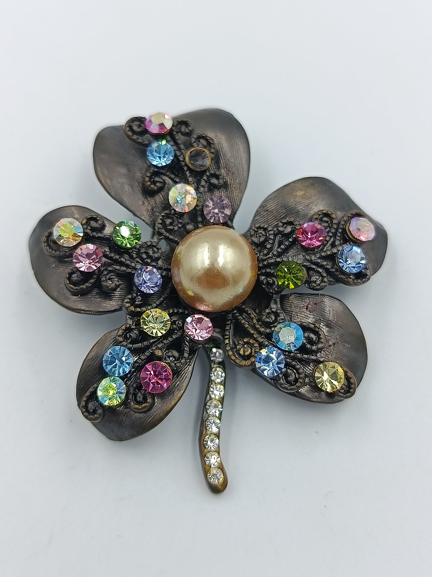 Brosche mit bunten Strasssteinen und Perle