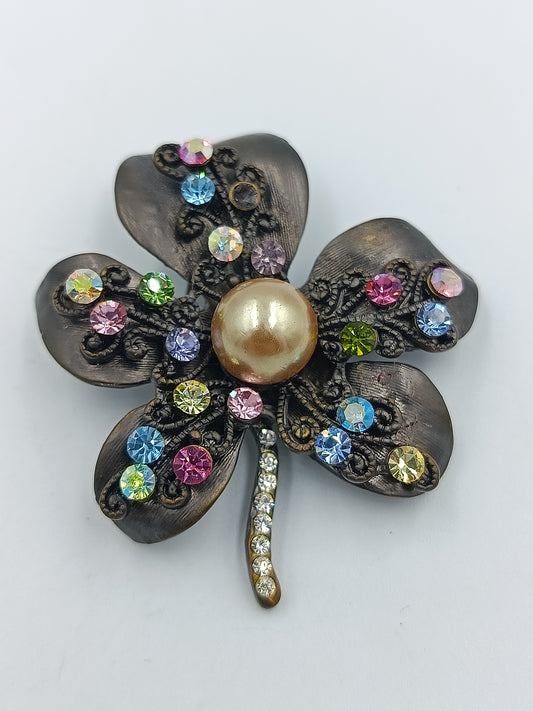 Brosche mit bunten Strasssteinen und Perle