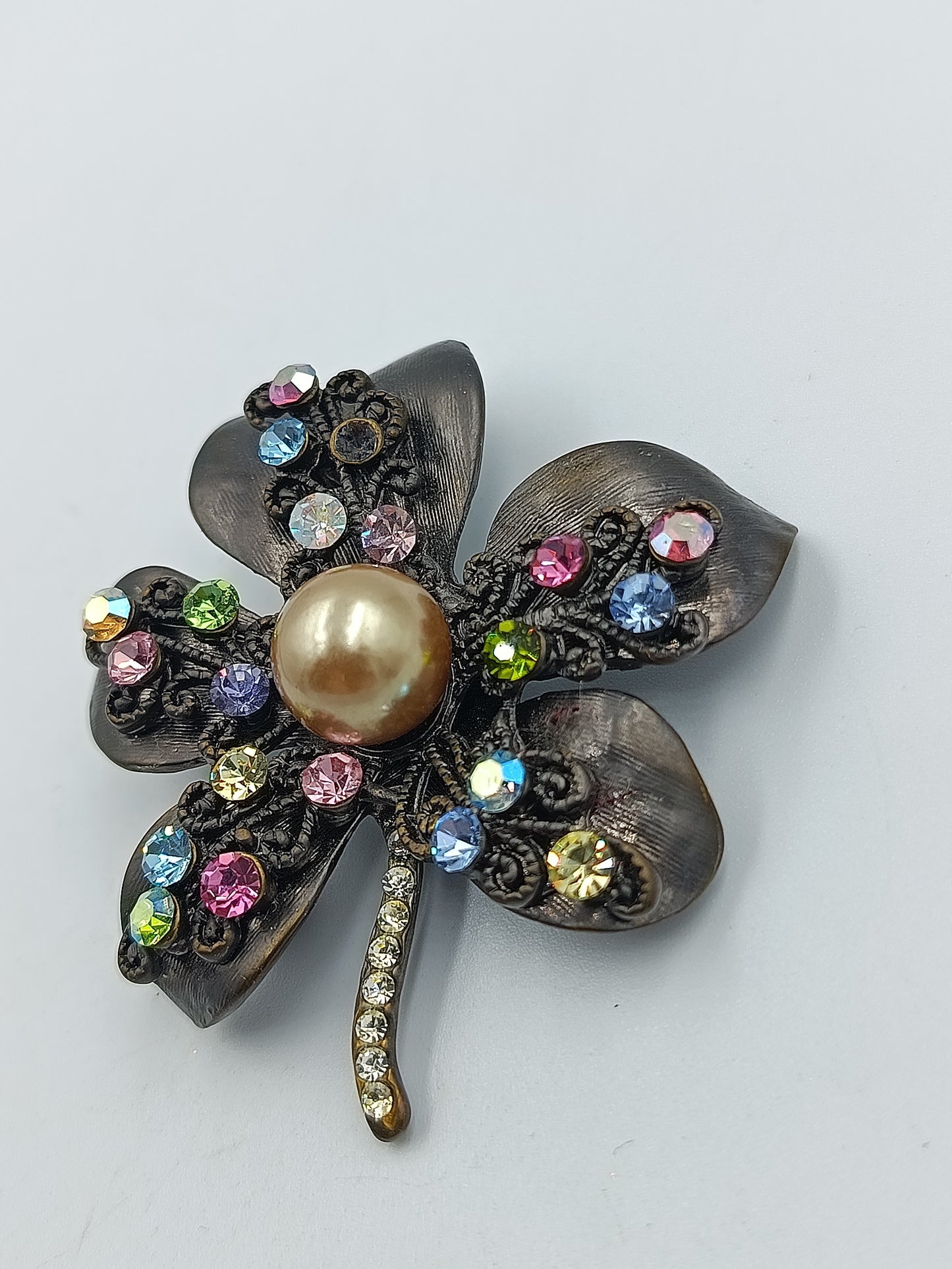 Brosche mit bunten Strasssteinen und Perle