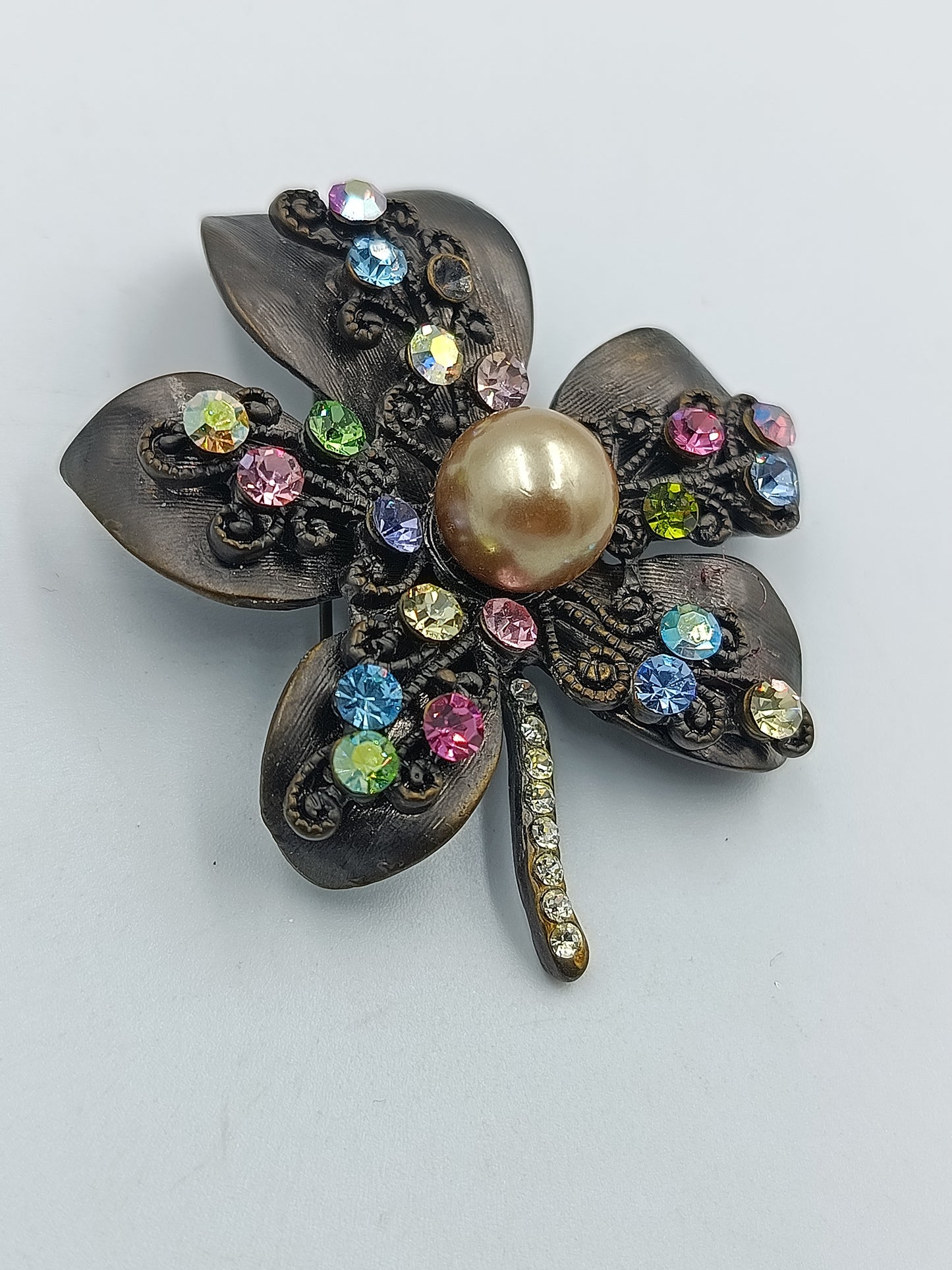 Brosche mit bunten Strasssteinen und Perle