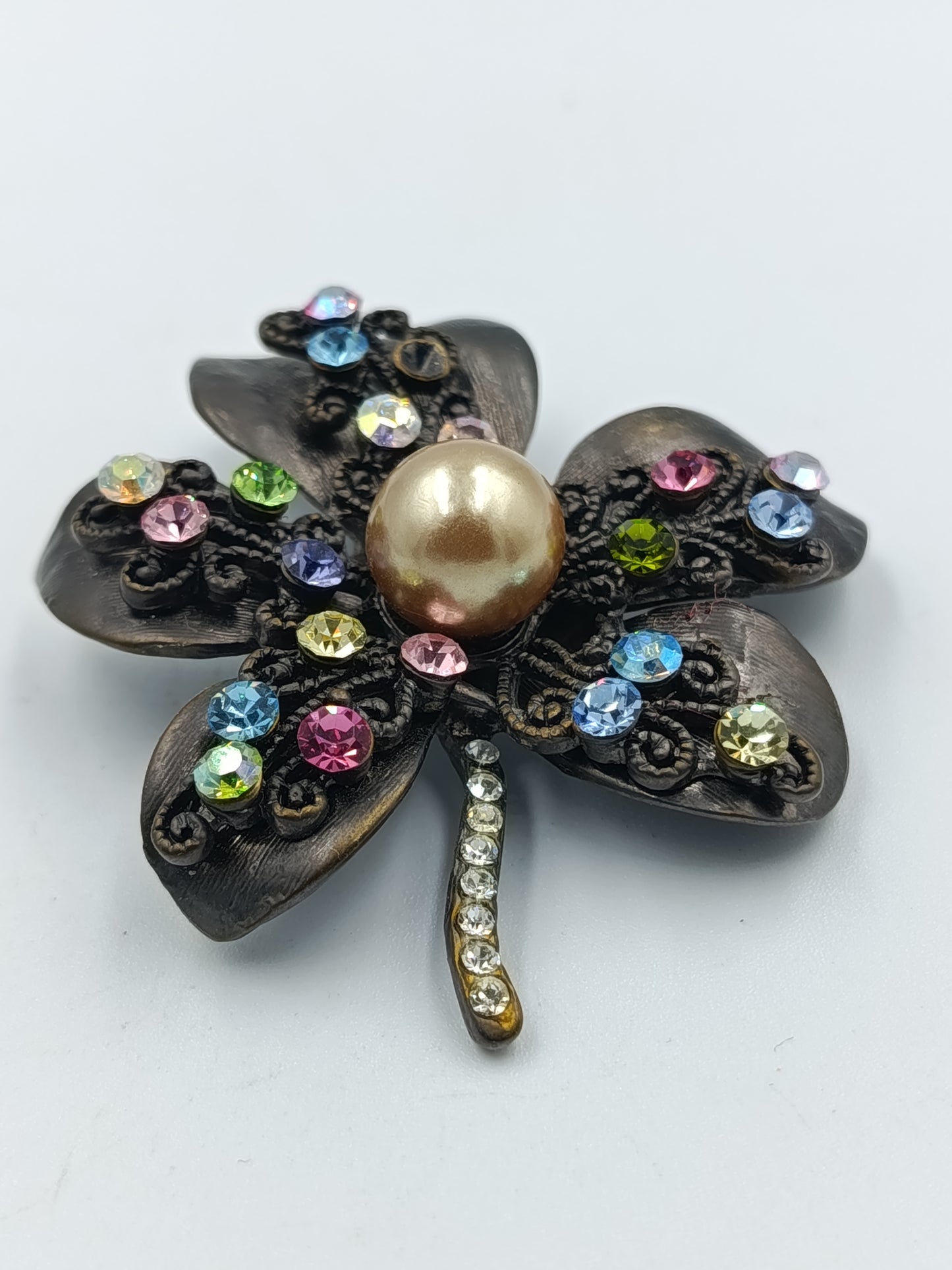 Brosche mit bunten Strasssteinen und Perle