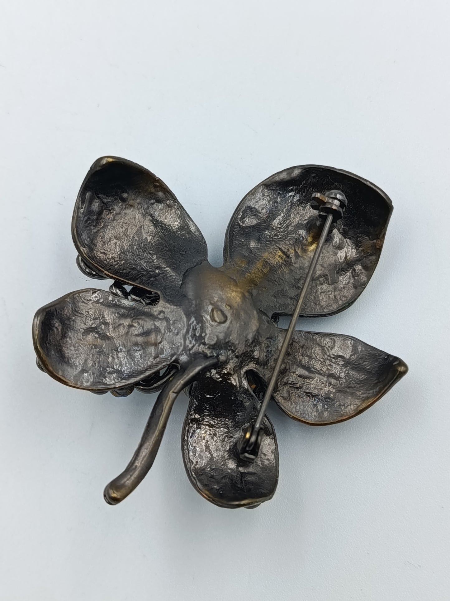 Brosche mit bunten Strasssteinen und Perle