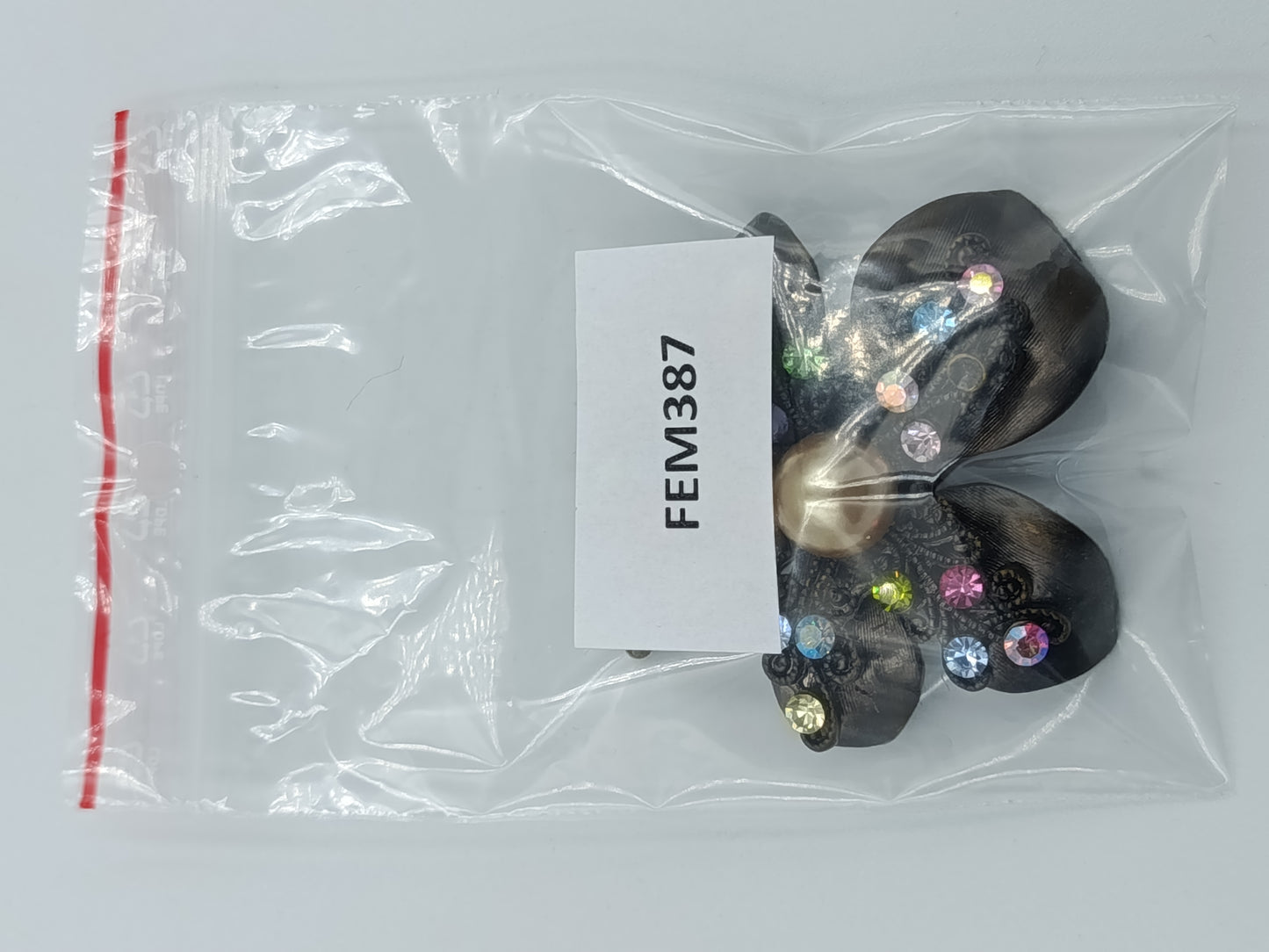 Brosche mit bunten Strasssteinen und Perle