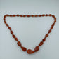 Halskette mit rotbraunen Schmucksteinen in Naturform