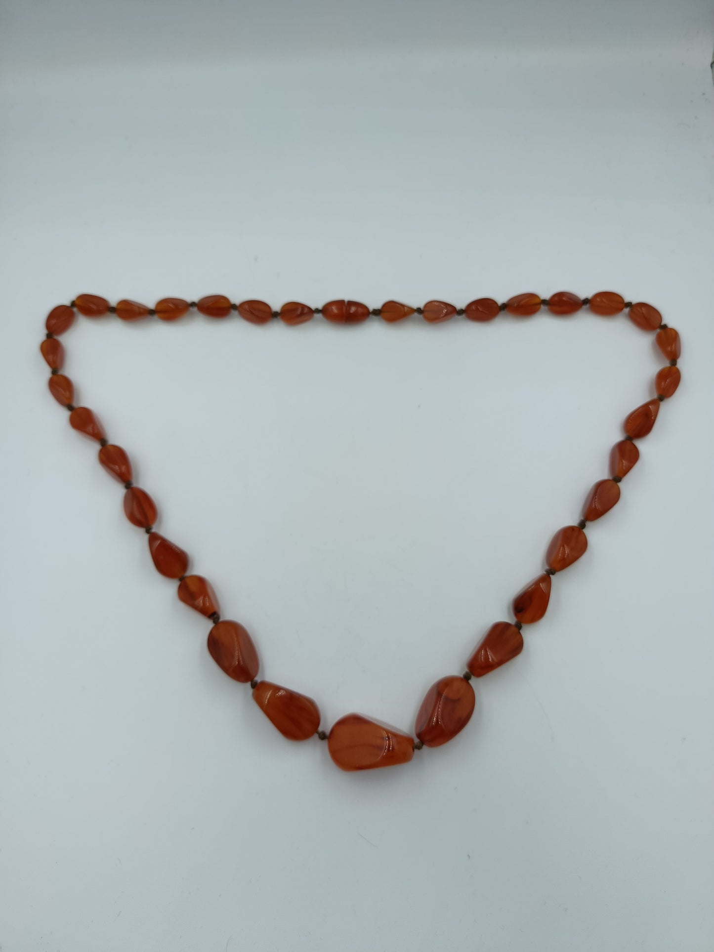 Halskette mit rotbraunen Schmucksteinen in Naturform