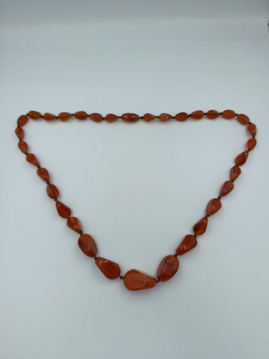 Halskette mit rotbraunen Schmucksteinen in Naturform